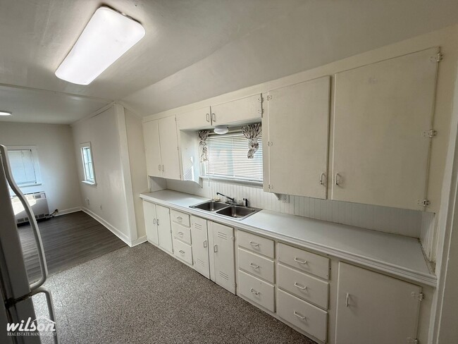 Building Photo - 2 bd / 1 ba - Fully Fenced Single Family H...