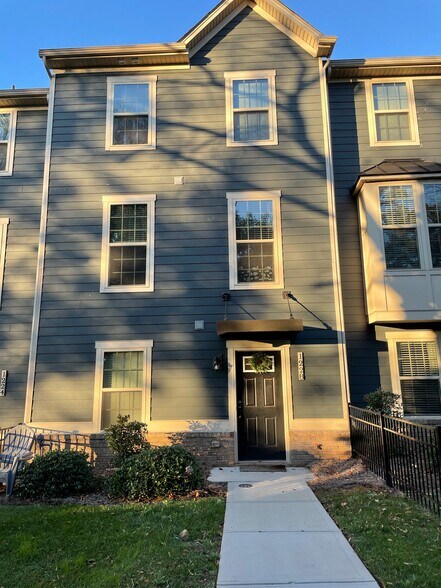 Building Photo - 1228 Queen Lyon Ct