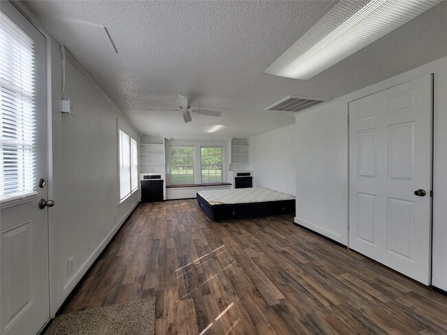 Building Photo - 1112 VZ Co Rd 1703