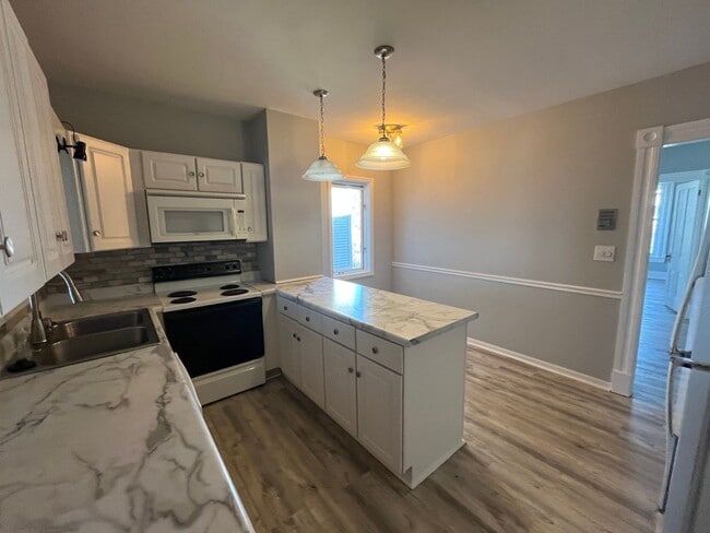 Building Photo - Beautiful 3 bedroom with river views