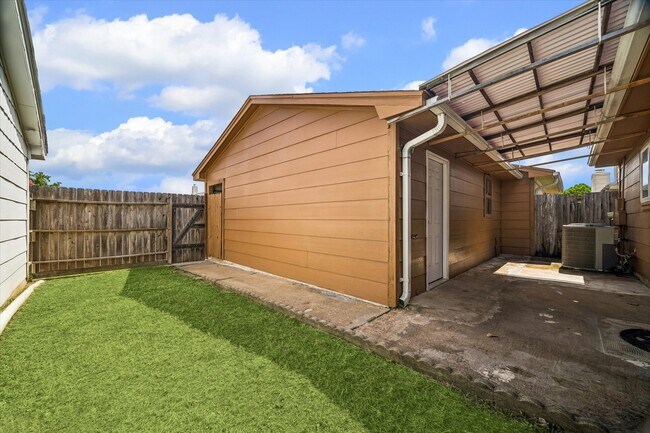 Building Photo - 6407 S Briar Bayou Dr