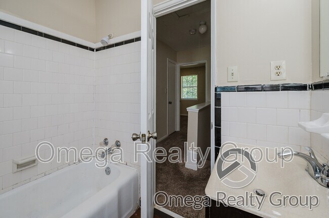 Building Photo - 600 S Broadway Ave