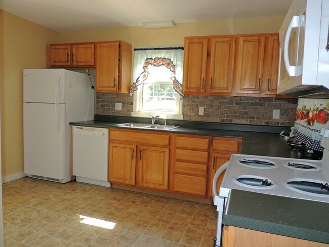Building Photo - COMING SOON!   Available now Beautiful 3 Bedroom in ALCOA!