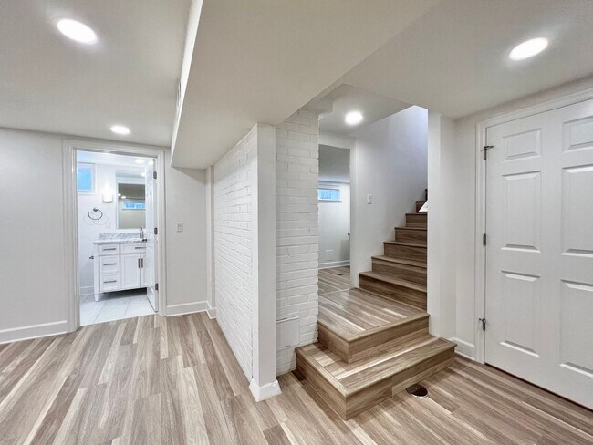 Building Photo - Newly Renovated 3 bed 2 bath With Huge Bac...
