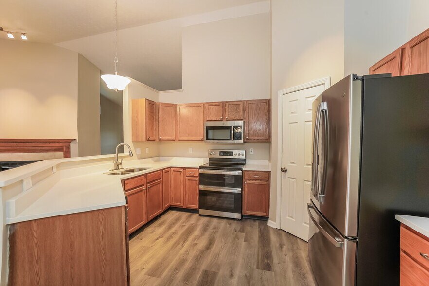 Building Photo - 6425 Meadowfield Dr