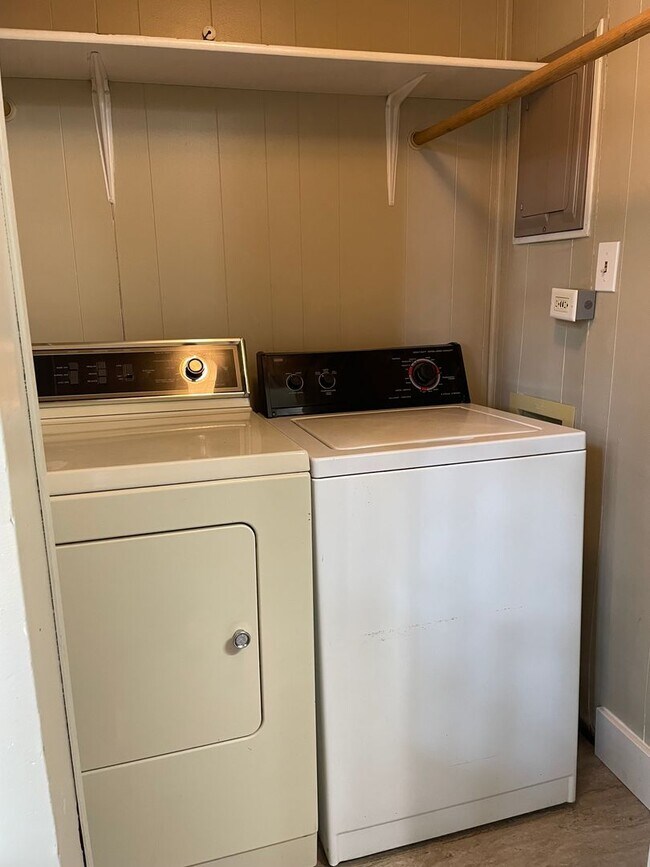 Building Photo - Cute 2 Bed 1 Bath Close to Old Town Fort C...