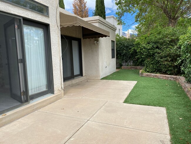 Building Photo - Location, location!  Updated 3 Br, 2 Bath ...