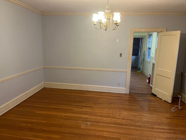 Building Photo - 52 Quaker Ln S