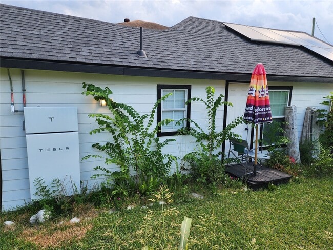 Building Photo - 2120 Yates St