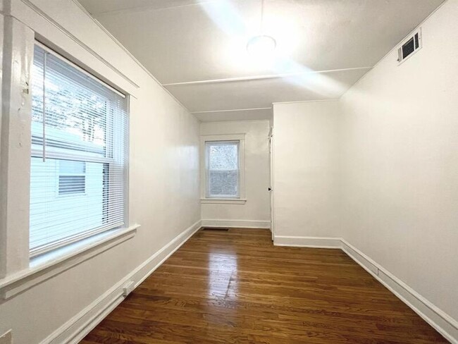 Building Photo - 2309 Bellevue Ave