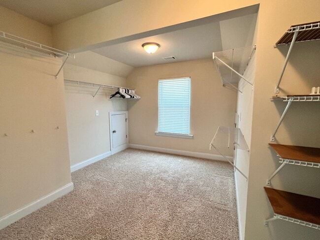Building Photo - 327 Clearwater Ln