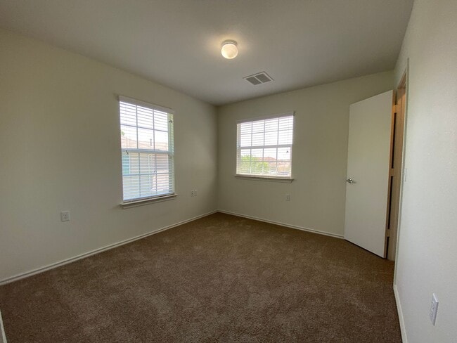 Building Photo - 4 Bedroom in Thaxton Place