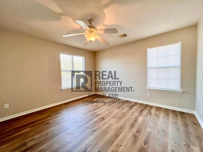 Building Photo - Gorgeous 4 Bed, 2.5 Bath Home in Prime Location!