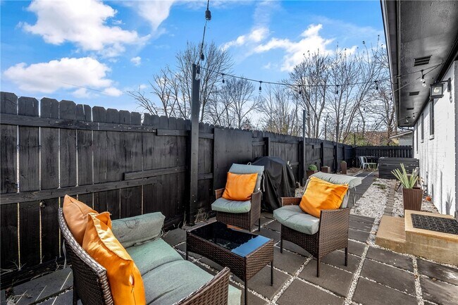 Building Photo - 110 SE 13th St