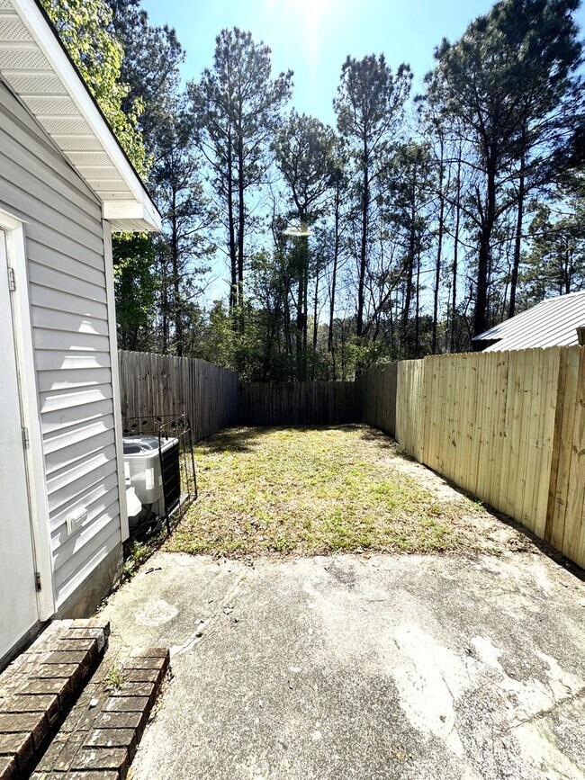 Building Photo - 2BR/2.5 Bath Townhome Minutes to Camp Lejuene