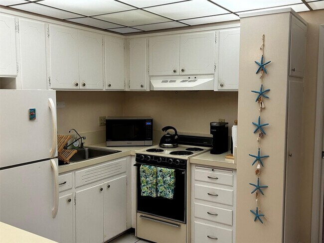 Building Photo - 4630 Poinciana St