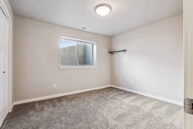 Building Photo - 785 River Bnd Ln