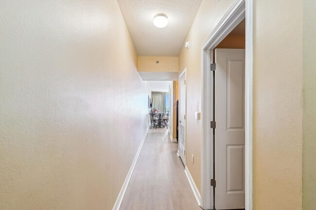 Building Photo - 9900 S Thomas Dr