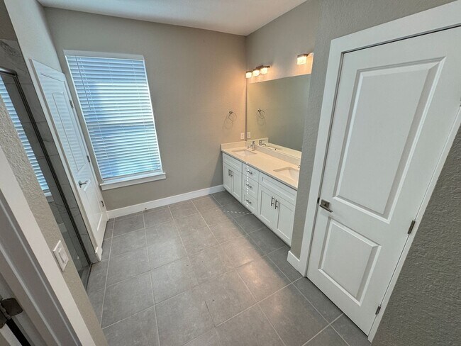 Building Photo - $500 OFF OF A MONTH OF RENT! Beautiful 4BD/2BA Home in Poinciana – No HOA Approval Needed! Pets W...