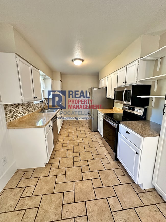 Building Photo - 4 Bedroom 2 Bath - 2 Car Garage House - Do...