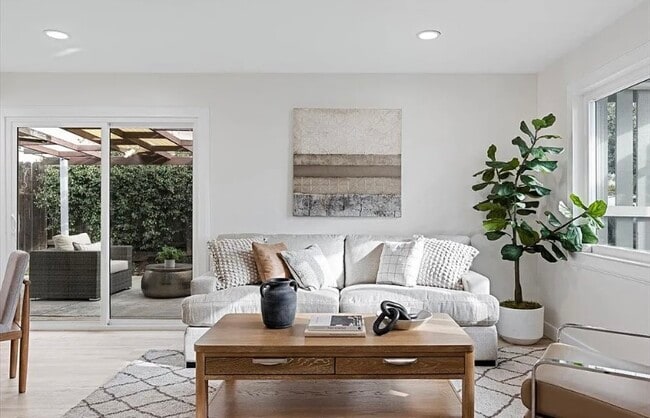 Building Photo - FOR RENT