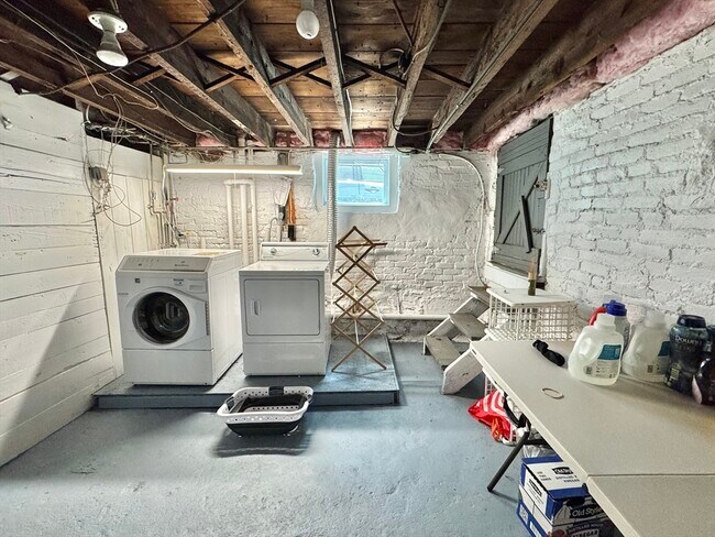 Building Photo - 62 Bromfield Rd
