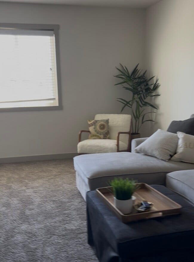 Building Photo - 736 E 125 N St