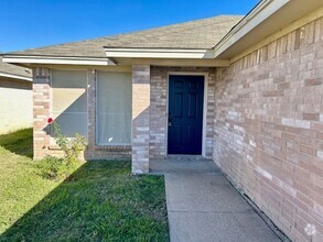 Building Photo - Newly remodeled Duplex!