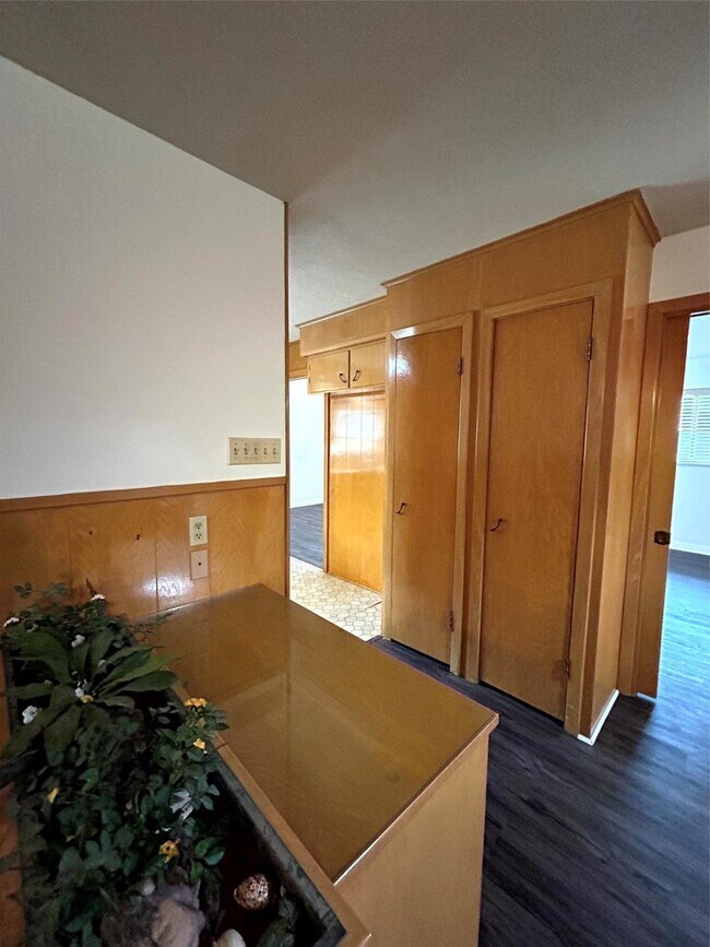 Building Photo - 1902 Gillette St