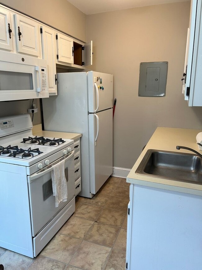 Building Photo - One Bedroom Apartment in Palisades NW Incl...