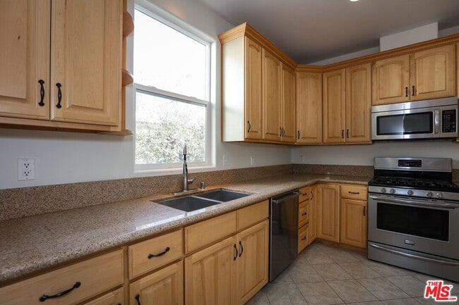 Building Photo - 806 N Alfred St