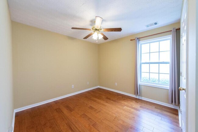 Building Photo - 2227 Longmont Dr