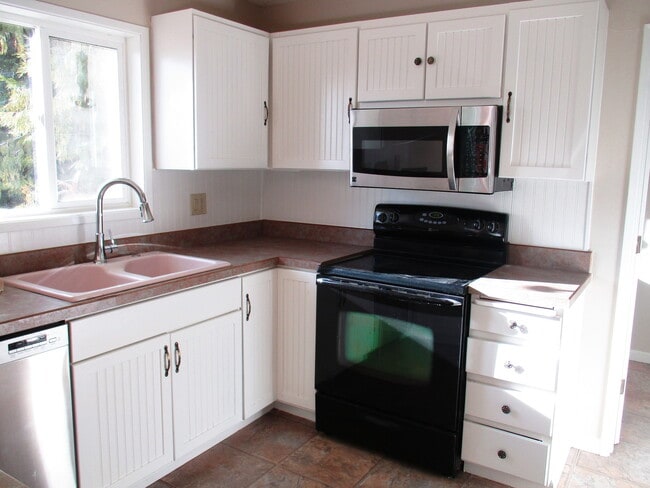 Building Photo - Wow!! 2 Master Suites