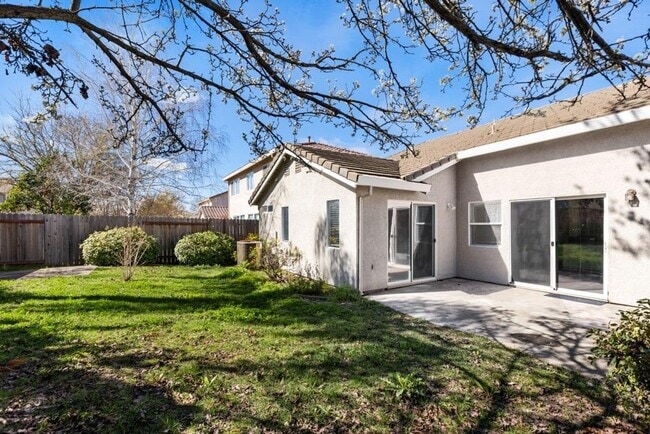 Building Photo - Gorgeous 3 Bedroom In Desired Natomas Park...