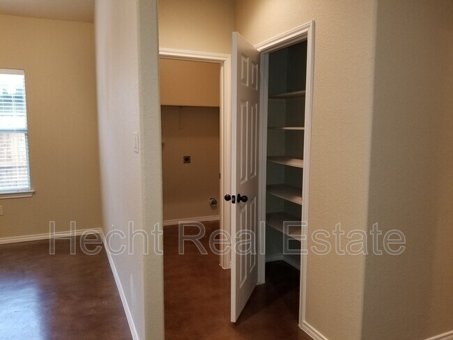 Building Photo - 2559 Pahmeyer Rd