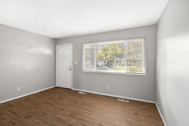 Building Photo - Move-in-Ready Single Family Home with Deta...