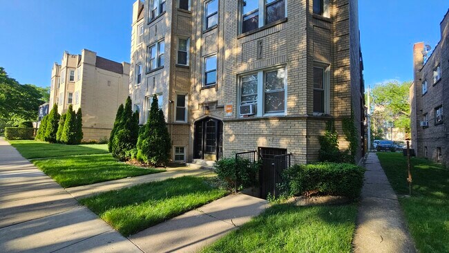 Primary Photo - 6541 N Francisco Ave
