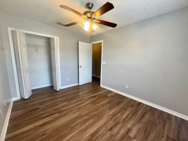 Building Photo - 3 bedroom 2.5 bath Oakcrest Townhome with Laminate and Tile flooring Throughout, and a 1 Car Garage!
