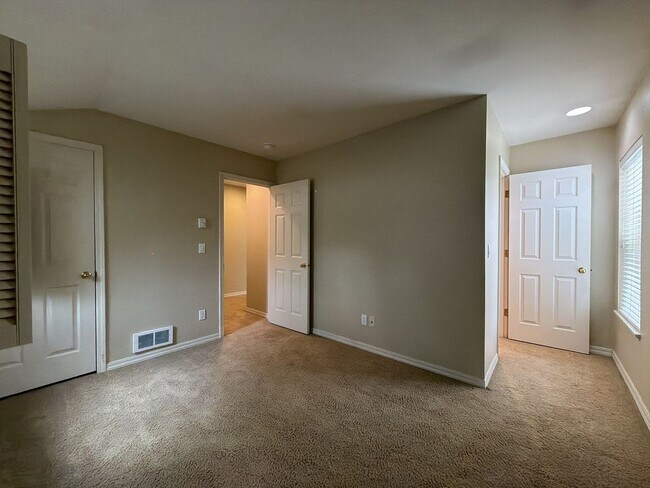 Building Photo - 9605 NW Miller Hill Dr