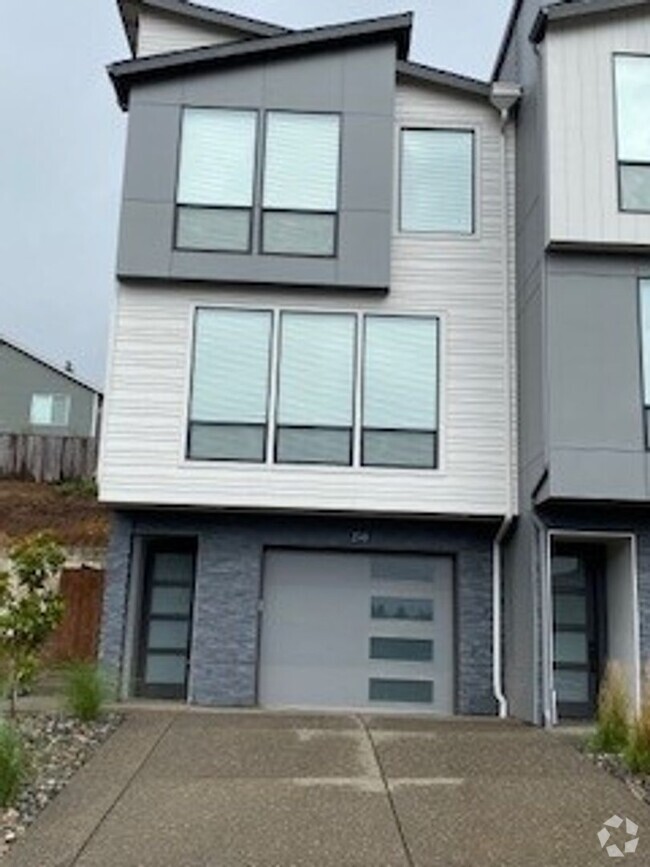 Building Photo - Welcome to the Beautiful Modern Townhome i...