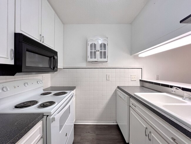 Building Photo - Two-Bedroom Condo in Winter Haven