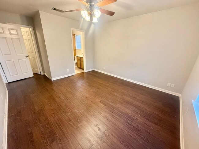 Building Photo - Spacious 2-bed/2-bath!