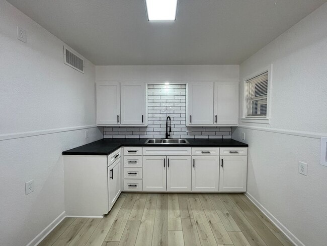 Building Photo - Fresh, Fun, 3-bed, 1-bath Lamesa Home