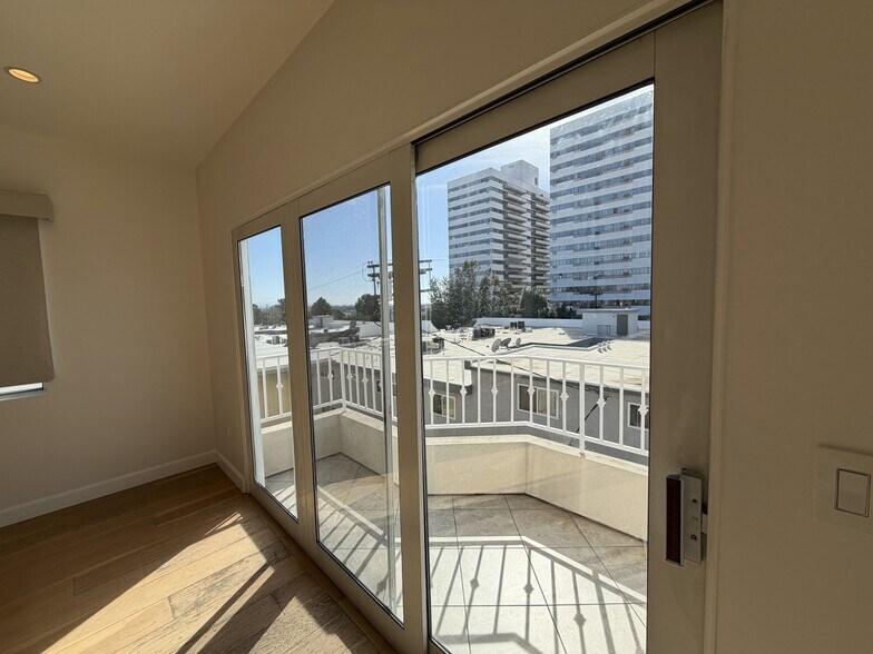 Building Photo - 1247 Barry Ave