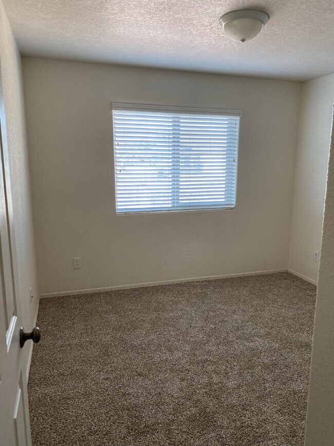 Building Photo - "Well-Kept 3 Bedroom 2 bathroom Villa Chap...