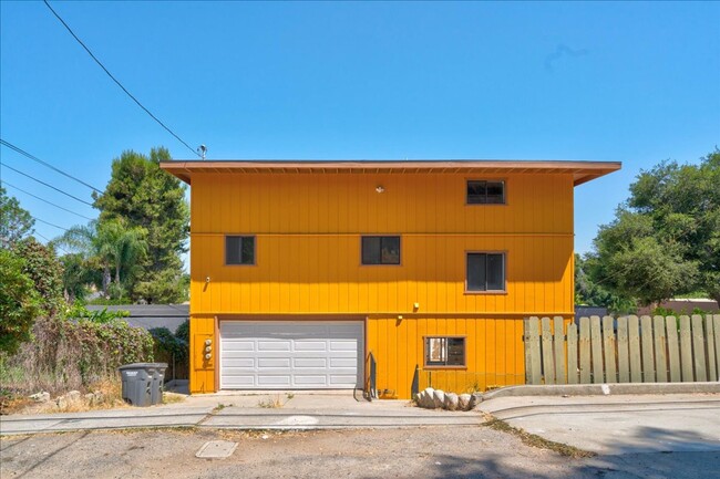 Building Photo - 633 E 4th Ave