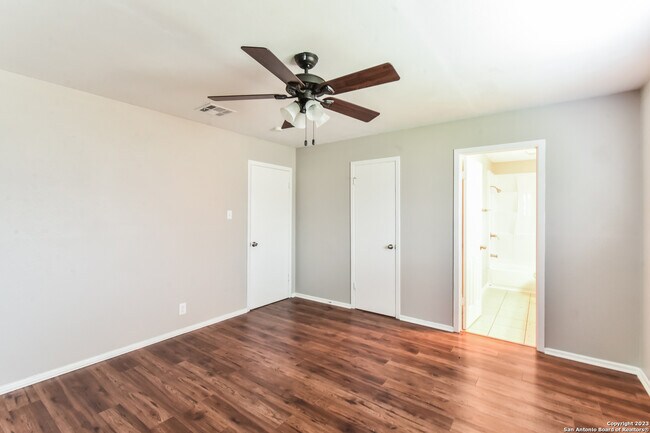 Building Photo - 9387 Valley Bend