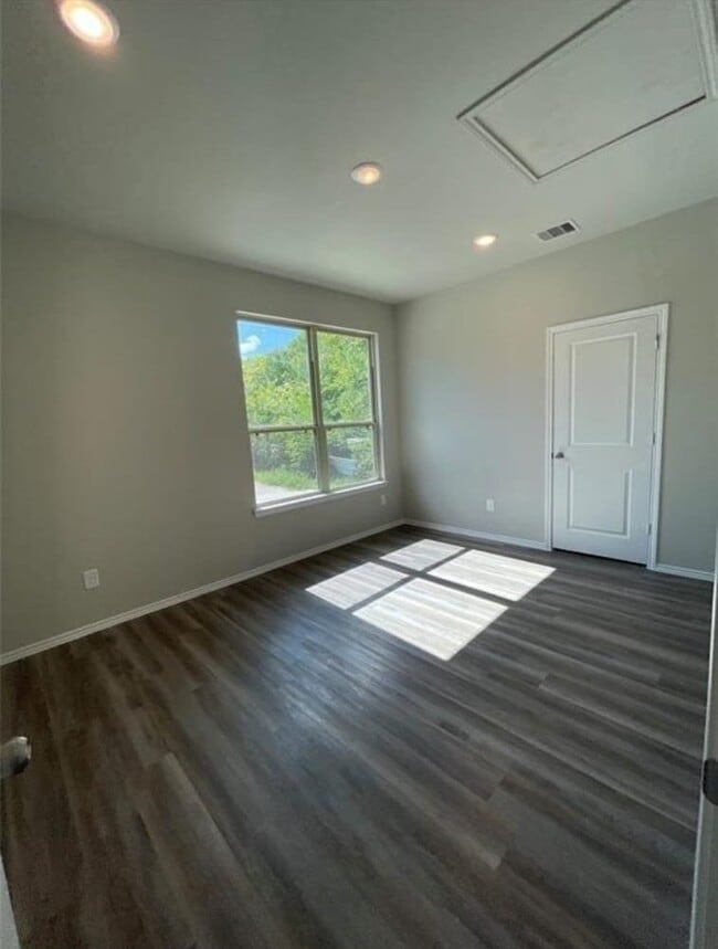 Building Photo - 11726 White Cedar St