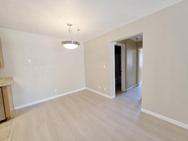 Building Photo - 880 E Fremont Ave
