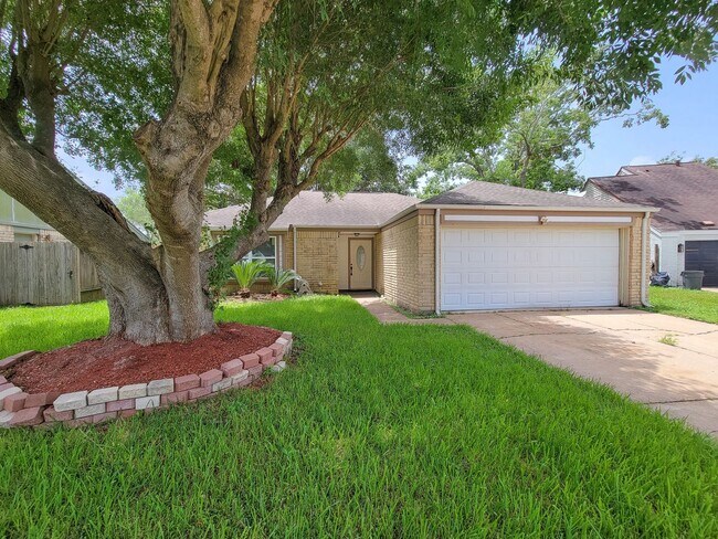 Building Photo - BEAUTIFUL 3 BEDROOM 2 BATH UPDATED HOME WI...